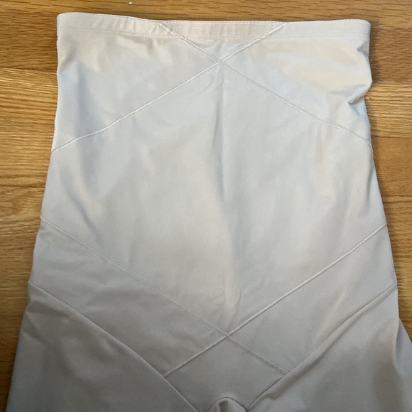 MiracleSuit “Tummy Tuck” High Waist Long Leg Shaper - Picture 4 of 9